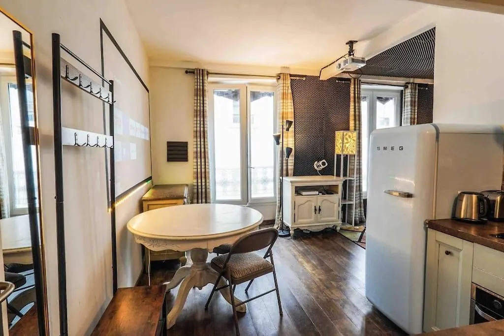 With Cinema@paris Chatelet Apartment